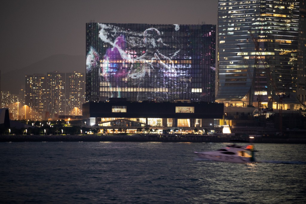 《Art Basel Hong Kong》再次与M+合作，委约瑞士艺术家皮皮乐迪．里思特制作了全新流动影像作品《信手不渝》，于M+幕墙展出，将艺博会的气氛带到会场外，成为全城盛事。